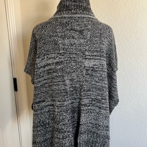 LIKE NEW Steve Madden one size fits all grey/black pullover sweater. - Picture 4 of 5